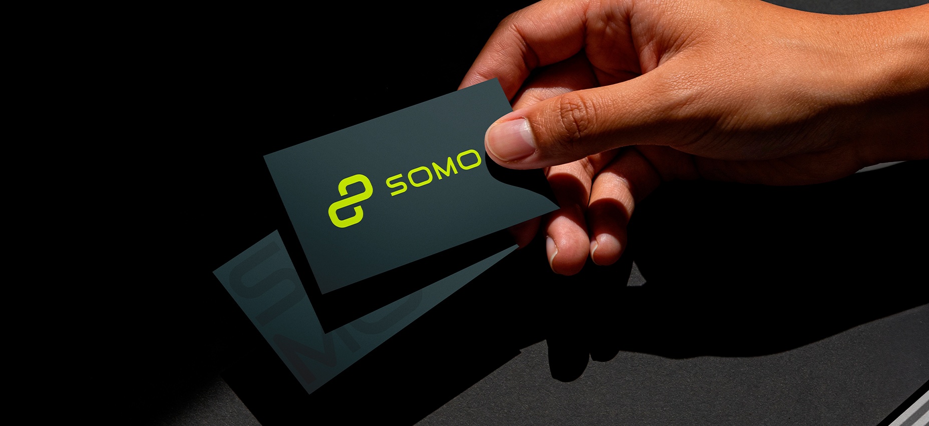 Prancheta 6 SOMO business card mockup held in hand