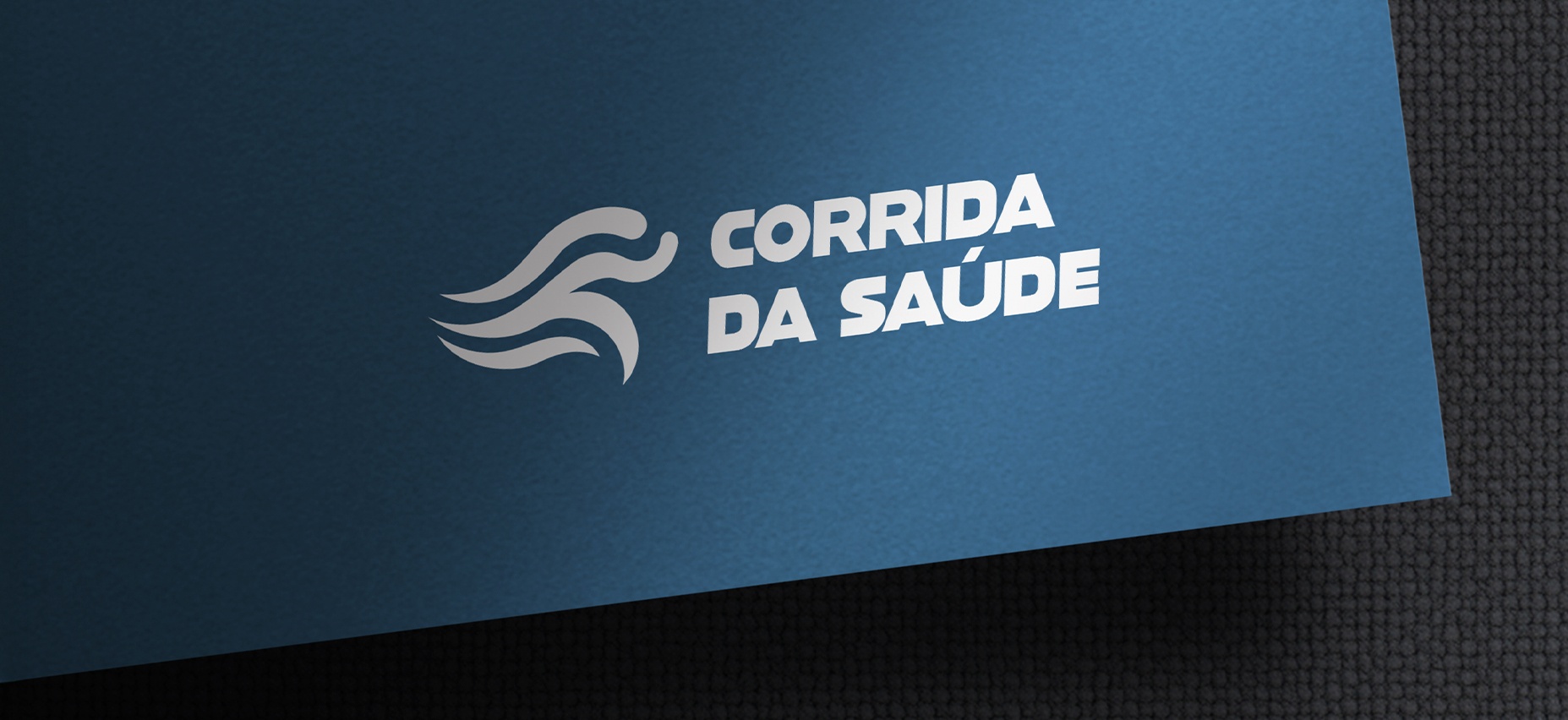 Prancheta 8 Corrida da Saúde logo on blue card