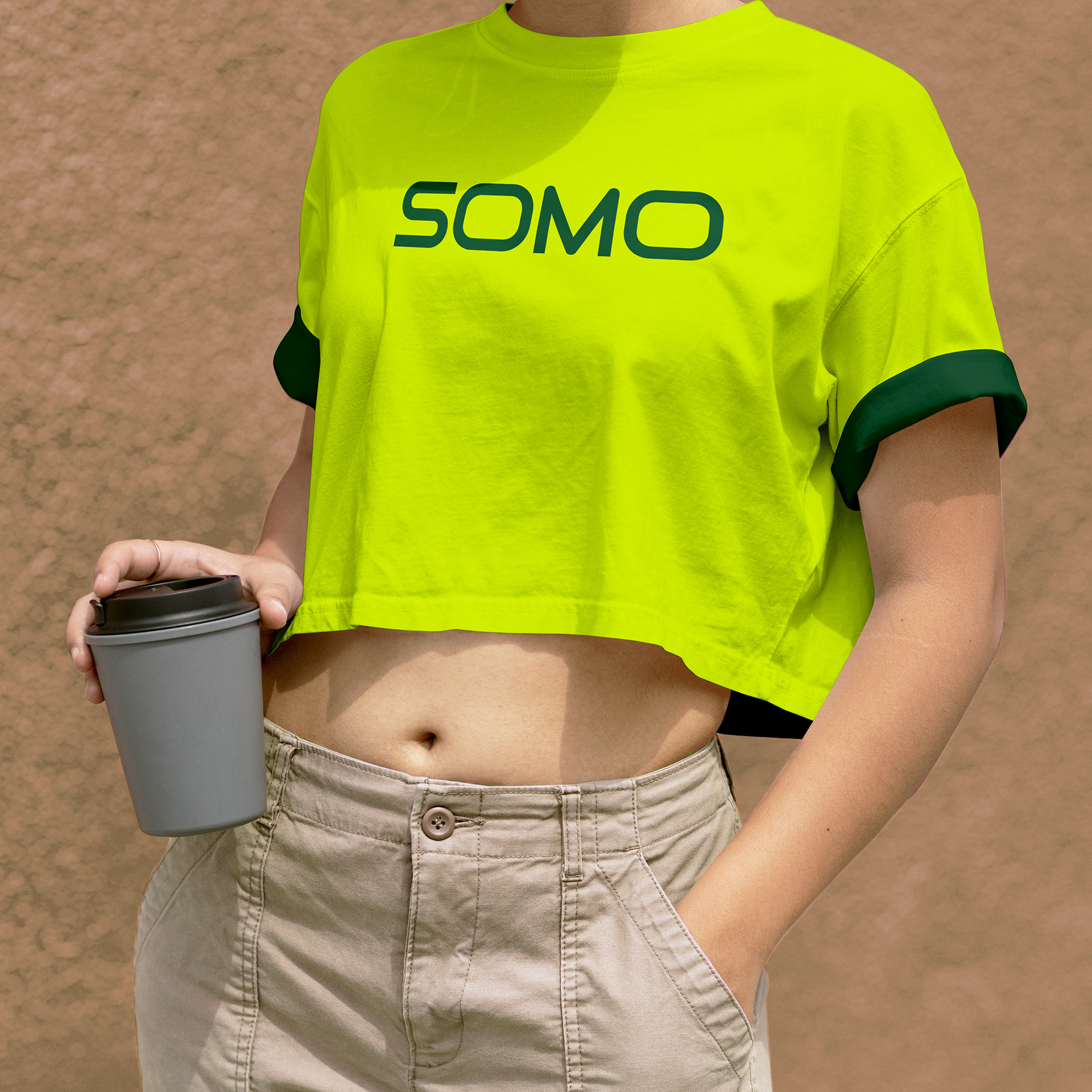 Camiseta amarelo-neon com o logotipo Somo