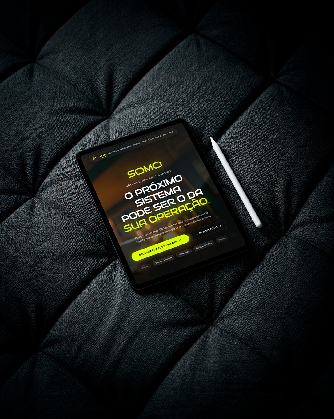Mockup do site da Somo exibido em um tablet