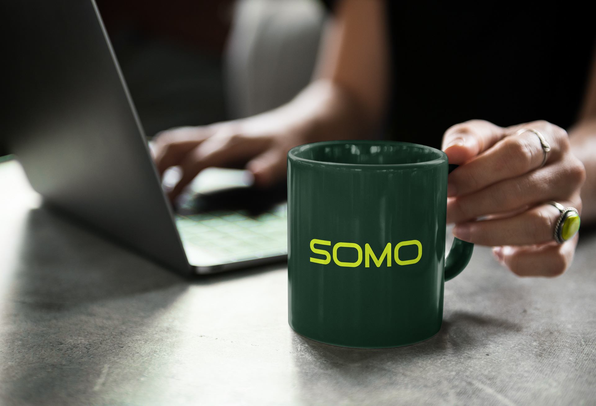 Caneca verde-escura com o logotipo Somo