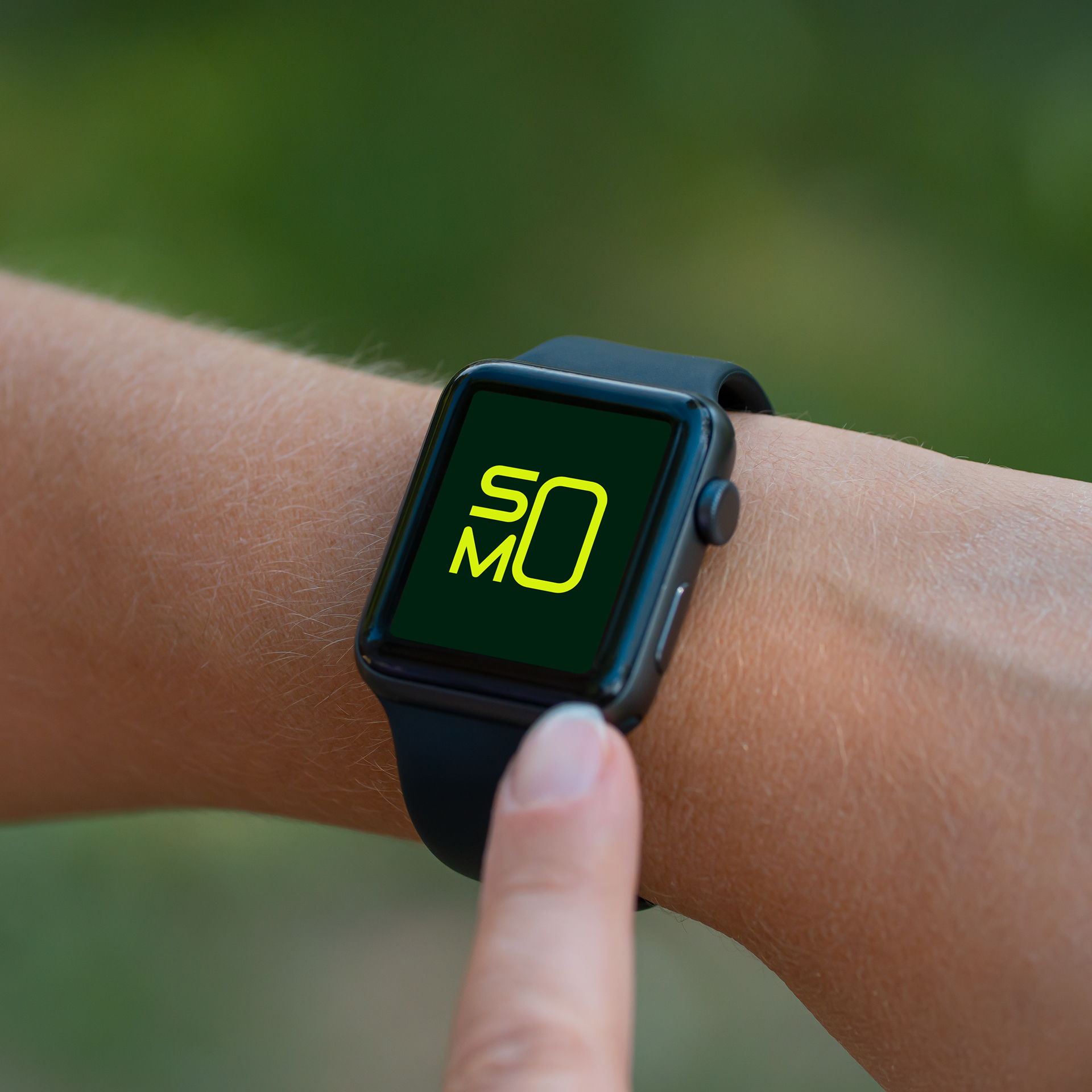 Smartwatch exibindo o logotipo empilhado da Somo
