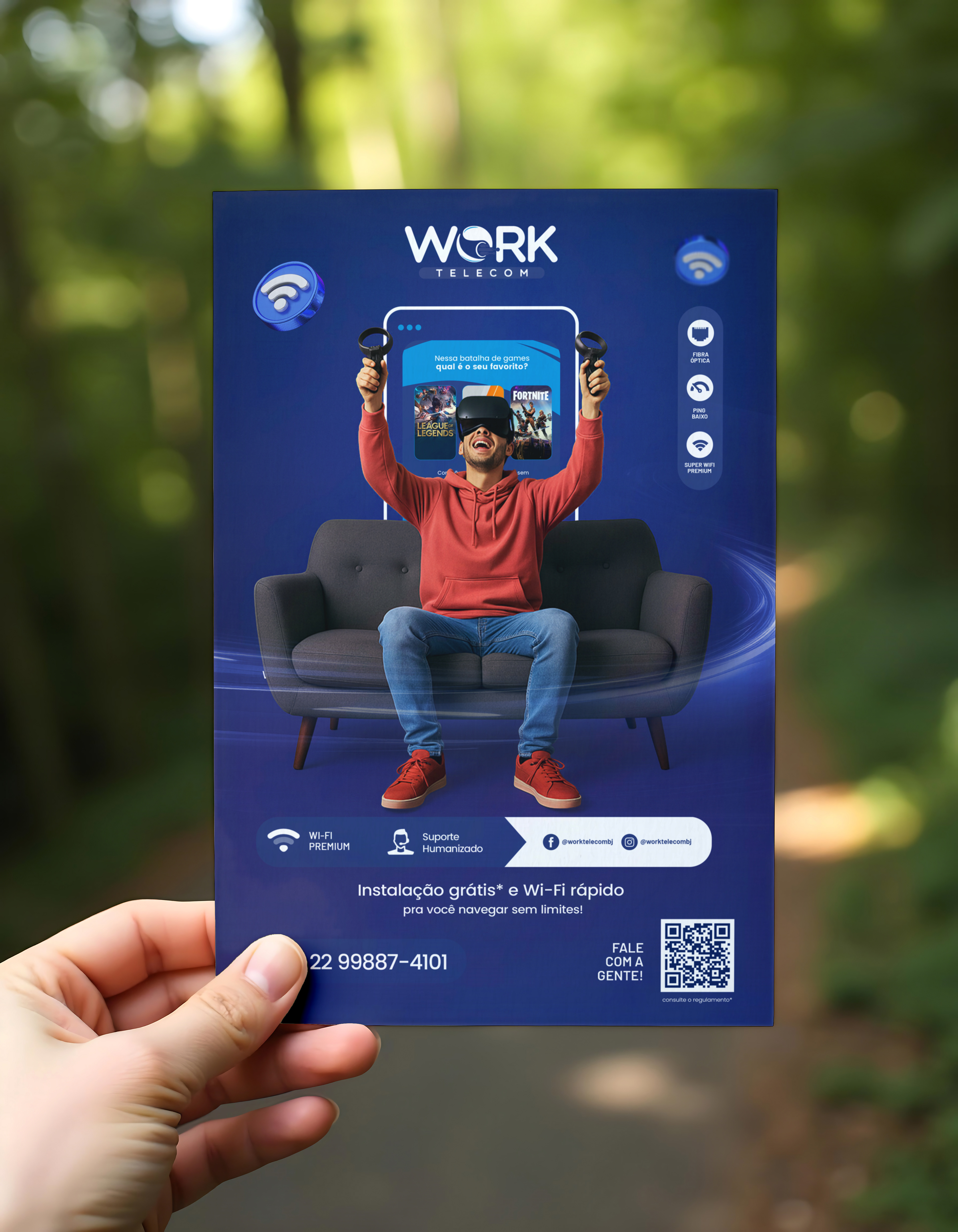 Mockup do folder Work Telecom sendo segurado na mão, close nos planos e QR code